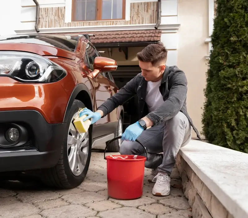 Lavage auto à domicile Gonfreville-l'Orcher : professionnel intervenant sur un véhicule
